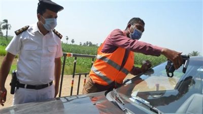 تحرير 3108 مخالفات عدم تركيب الملصق الإلكتروني ورفع 42 سيارة ودراجة متهالكة 