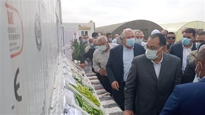 رئيس الوزراء يفتتح مشروع محطة تحويل السيارات لغاز طبيعي في الوادي الجديد