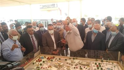 رئيس الوزراء يتفقد مجمع المصالح الحكومية المميكن في الوادي الجديد