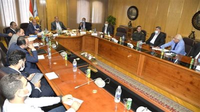 محافظ أسيوط ورئيس هيئة التنمية الصناعية يعقدان اجتماعًا مع مسؤولى شركات المرافق والمستثمرين