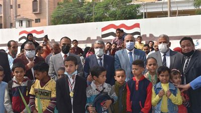 تسليم 2450 حقيبة مدرسية متكاملة لطلاب مدارس التربية الخاصة بالمنيا 