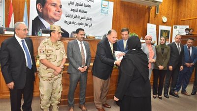 محافظ أسيوط ورئيس البنك الزراعي يوزعان أجهزة كهربائية لعدد 70 أسرة من الأكثر احتياجًا