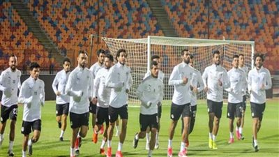 المنتخب الوطني لكرة القدم بالزي الأبيض أمام أنجولا