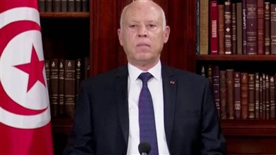 الرئيس التونسي يتفقد جناح هيئة الكتاب بمعرض تونس الدولي للكتاب