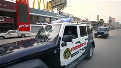 ضبط سيارتين أثناء قيام قائديهما بحركات استعراضية بأحد الشوارع بالقاهرة