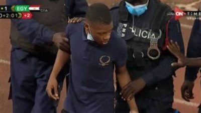 بسبب محمد صلاح.. اقتحام ثلاثة مشجعين مباراة أنجولا ومصر..