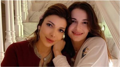 شام الذهبي تحتفل بزواج والدتها أصالة في المنزل