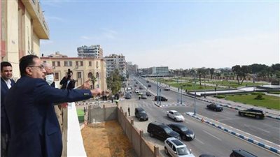 مدبولي يترجَّل في شوارع قرية عامر ويتناقش مع الأهالي