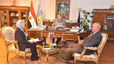 محافظ أسيوط يناقش الموقف التنفيذي لمشروعات المبادرة الرئاسية 