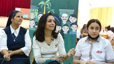 مايا مرسي تزور مدرستها السابقة وتلتقي بالطالبات وتشارك في دوائر الحكي