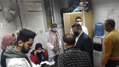 مدير مستشفيات بنها الجامعية يستمع لشكاوى المرضى فجرا