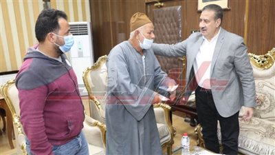 مساعدة مالية لـ”والد عامل محارة“ شهيد لقمة العيش بـ”المنوفية“