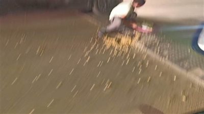 طفل يحترف استجداء قائدي السيارات بالإسماعيلية