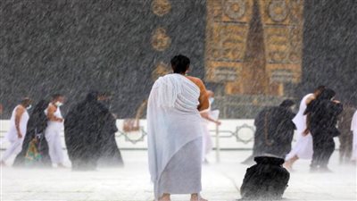 شؤون الحرمين ترفع جاهزيتها للحالة المطرية بالمسجد الحرام