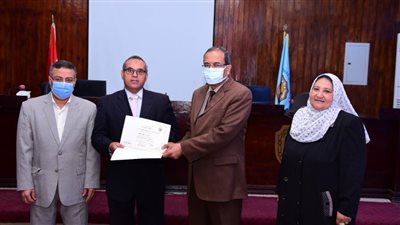 تكريم ١٠٤ موظفين بجامعة سوهاج لحصولهم على دورات تدريبية في مجال تخصصهم 