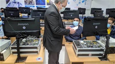 رئيس جامعة بني سويف التكنولوجية يتابع دخول المطعمين بلقاح كورونا