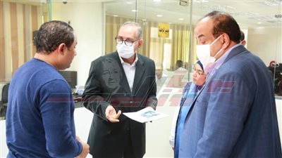 محافظ كفر الشيخ يتفقد الديوان العام ويطلع على شهادات تلقي العاملين للقاح 