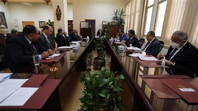 رئيس جامعة الزقازيق يجتمع باللجنة العليا للإشراف على انتخابات الاتحادات الطلابية 