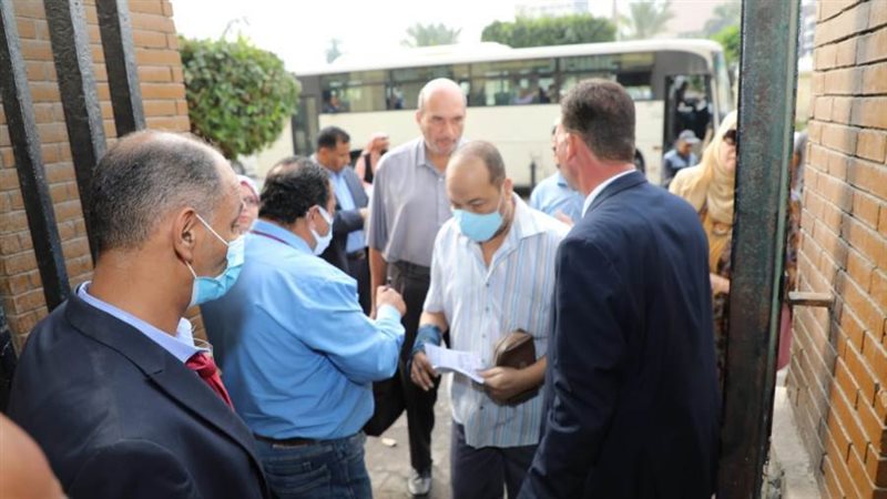 فحص تطعيم موظفى محافظة