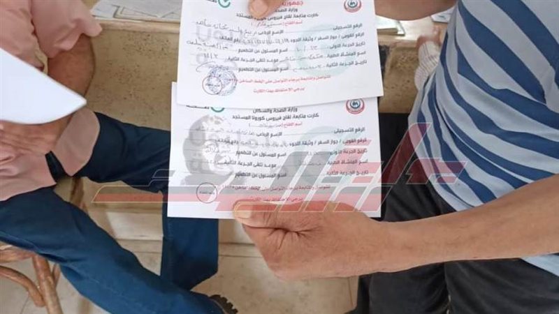 موظف يقدم شهاد التطعيم