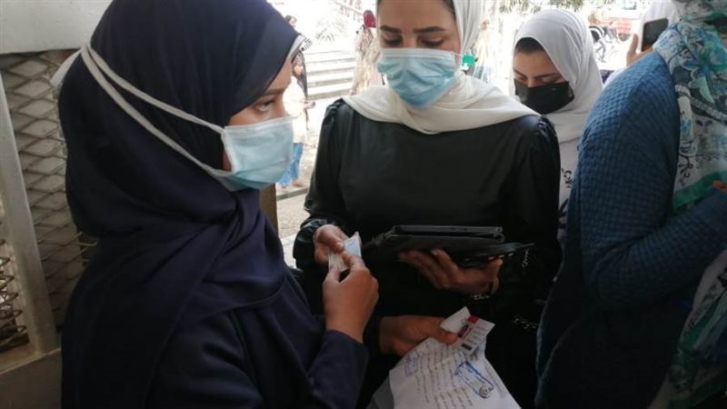 فحص إجراء تطعيم طلاب