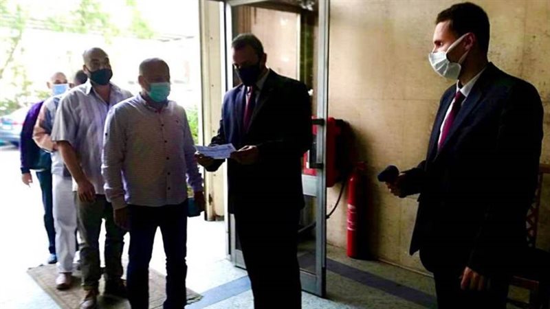 السماح بدخول العاملين