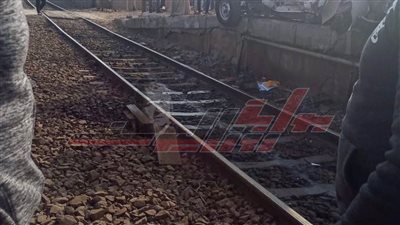 اصطدام قطار المناشي بسيارة نصف نقل