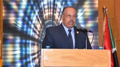 سكرتير محافظة قنا يبحث تطوير العمل بمواقف سيارات الأجرة وتعظيم الإيرادات 