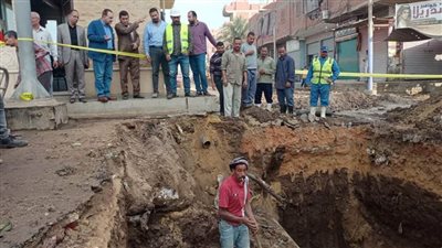 ضخ مياه الشرب بملوي بعد إصلاح خط 900  GRB بحي شرق المدينة