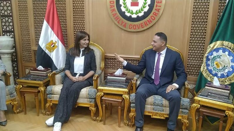 وزيرة الهجرة ومحافظ