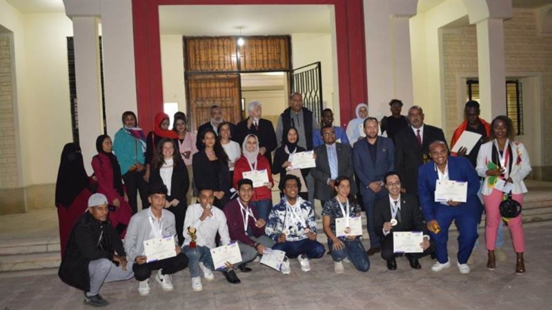 المتوجون فى المسابقات