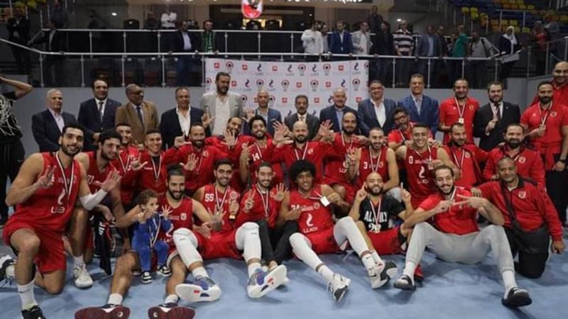 رجال سلة الأهلي وفرحه