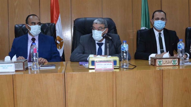محافظ المنيا في اجتماع