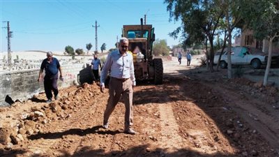رئيس مدينة البداري يتابع أعمال الرصف بطريق قرية السيول