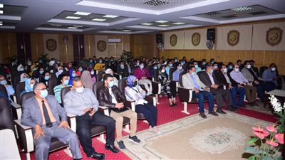 تكريم طلاب هندسة سوهاج بعد تصميمهم طلاء موحدًا للمنازل بقرى 