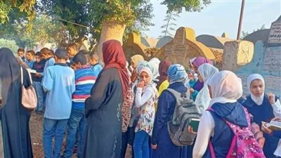 طلاب مدرسة يحرصون على زيارة قبر معلمة بطوخ