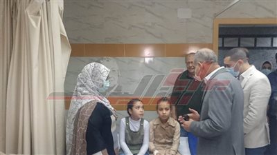 محافظ كفر الشيخ ونائبه يطمئنان على حالة طلاب مدرسة كفر الطايفة الابتدائية