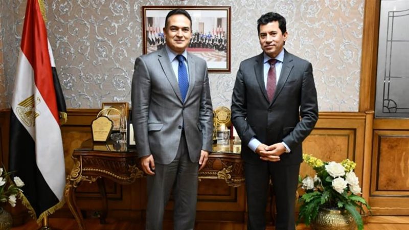 وزير الرياضة وسفير