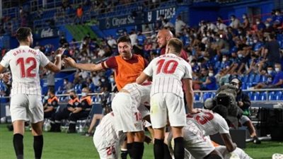 اشبيلية يتصدر الدوري الإسباني بالتعادل أمام ديبورتيفو ألافيس 2-2