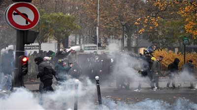 باريس.. إصابات في اشتباك بين المحتجين والشرطة