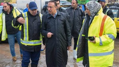 محافظ الإسكندرية يتابع تصريف تراكمات مياه الأمطار بشارع مصطفى كامل في المنتزه