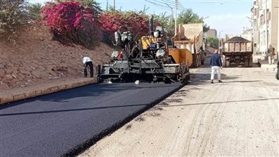 محافظ أسيوط: رصف 17 شارعا بمنطقة نزلة عبد اللاه بحي شرق ضمن خطة المحافظة