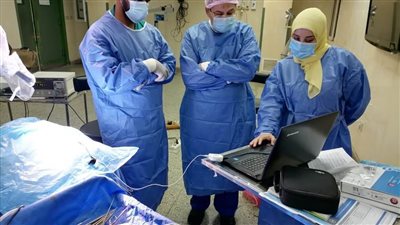 المستشفى الجامعي بسوهاج يجري عملية زراعة قوقعة لطفلة من أسوان