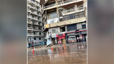 بسبب الأمطار الغزيرة.. انهيار شرفتي عقار بكورنيش العصافرة شرق الإسكندرية
