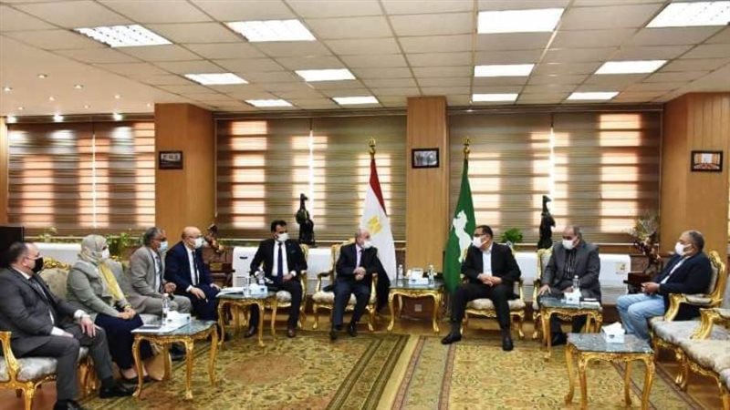 محافظ الشرقية خلال