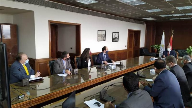 وزير الرى خلال لقائه