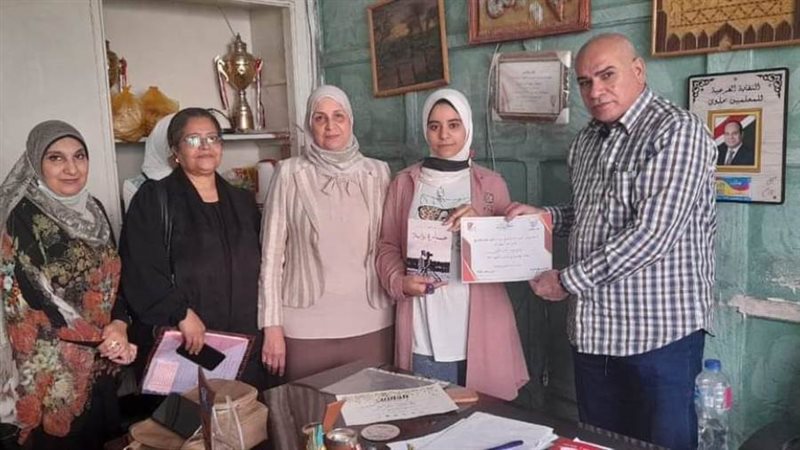 المنيا تكرم الطالبه