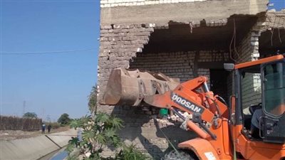 إزالة منزل على حافة ترعة مبطنة واسترداد 1250 مترًا خلال الموجة 18 بسمالوط بالمنيا