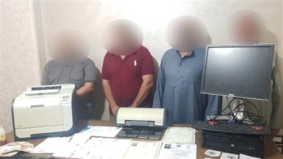 ضبط 4 متهمين يزورون الشهادات الجامعية والخبرة 