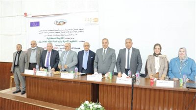 رئيس جامعة الأزهر يحذر طالبات كلية العلوم من الشائعات والانسياق خلفها